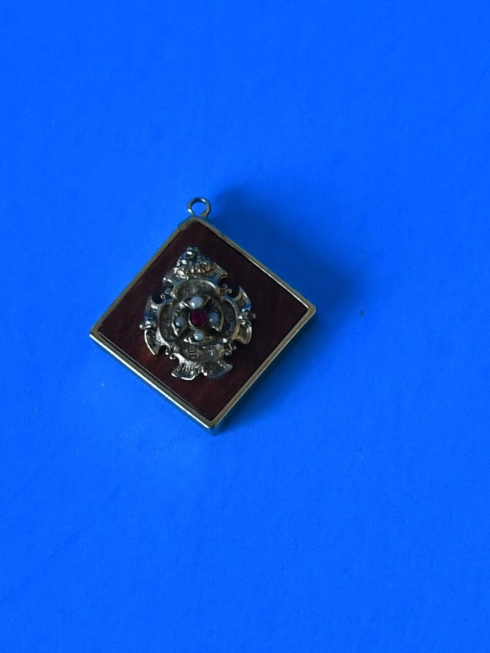 Jewelry-Vintage Gold-Tone Ornate Pendant Featuring a Central Red Rhinestone, 196